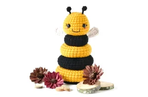 Read more about the article Bee-stacking toy free crochet pattern