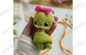 Read more about the article Amigurumi keychain snake free pattern