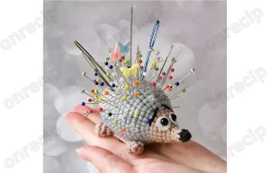 Read more about the article Free amigurumi hedgehog pin cushion pattern