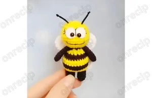 Read more about the article Free amigurumi pocket bee pattern