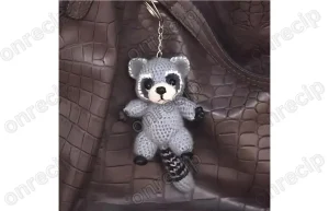 Read more about the article Free amigurumi raccoon keychain crochet pattern