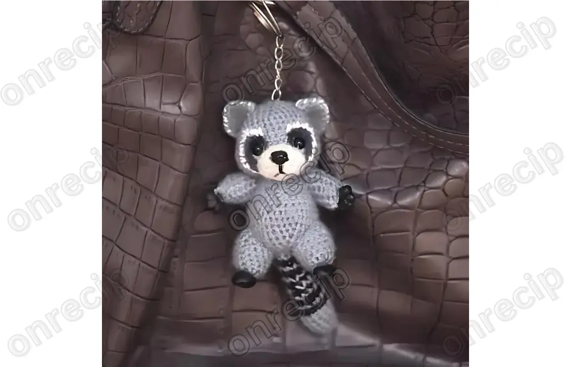 You are currently viewing Free raccoon keychain amigurumi crochet pattern