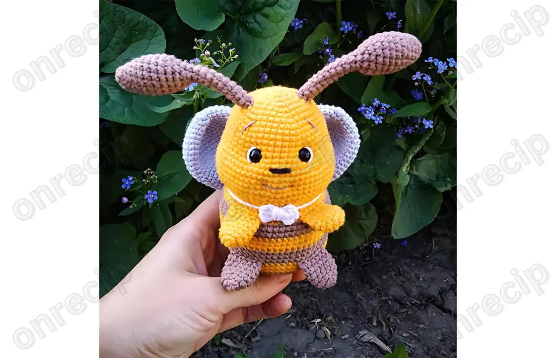 You are currently viewing Free Amigurumi Bee Louie Crochet Pattern