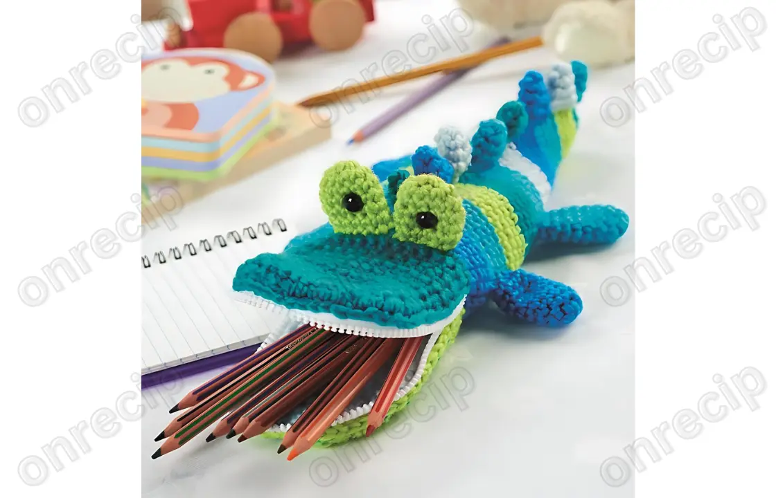 You are currently viewing Free knitted crocodile pencil case pattern