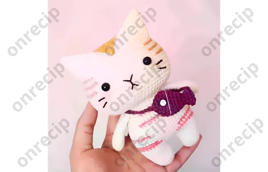 You are currently viewing Crochet Cat with a Fish Bag crochet pattern