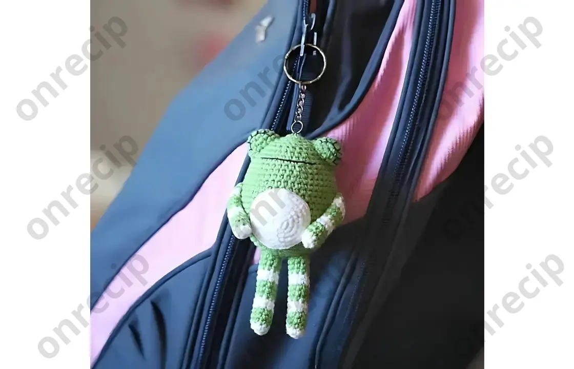 You are currently viewing Free frog Binky Amigurumi Keychain Crochet Pattern